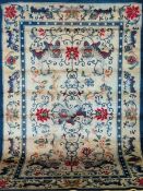 Teppich, Vollseide, hellgrundig, floral gemustert und Drachenmotive, Fransen unterschiedlich lang,