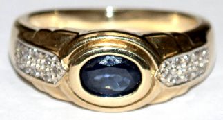 Saphir-Brillant-Ring, 585er GG, ausgefasst mit 1 oval facettierten Saphir und 18 Brillanten von zus