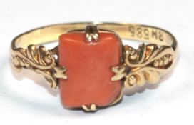 Zarter Korallen-Ring, 585er GG, rechteckiger Korallen-Cabochon, Ringschultern floral reliefiert, Ge