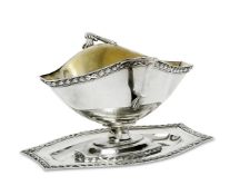 Sauciere auf Presentoir. Wien, 1872 - 1922, Eduard Friedmann | Silber, innen vergoldet.