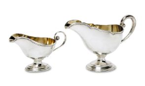 Kleine und große Sauciere. Wien, 1872 - 1922, Alexander Birkl | Silber, innen vergoldet.