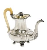 Teekanne. Moskau, 1851 - 1855, Beschaumeister wohl Andrej Antonowitsch Kowalskij, 1848 | Silber,...