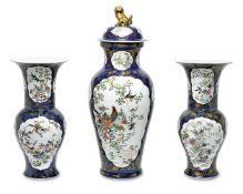 Satz von drei Vasen. Paris, Maison Edmé Samson, Ende 19. Jh./Anfang 20. Jh. | Porzellan, Farb- un...