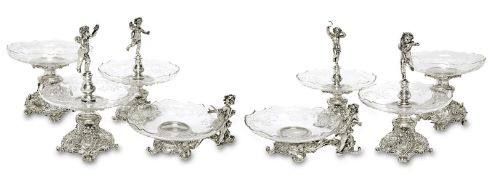 Acht Tafelaufsätze im Originalkasten. Wien, um 1870/1880, J. C. Klinkosch | Silber, Glas.