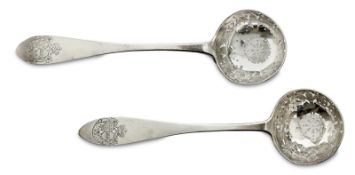 Zwei Zuckerstreulöffel. Frankreich, um 1800 | Silber.