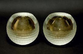 Ein Paar Vasen. Barovier & Toso, Murano | Dickwandiges, farbloses bzw. honigfarbenes Glas. Goldfl...