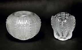 Zwei Vasen "Oursin" und "Saint Jacques". Lalique France, 20. Jh. | Farbloses Glas, formgepresst.