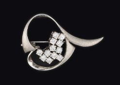 Elegant bow brooch, Circa 1970.