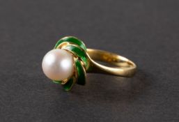 Floral pearl ring, Circa 1970.