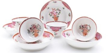 Vier Koppchen auf Unterschalen für den Export, China, Qing-Dynastie, Qianlong-Periode, 1736-95