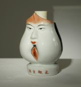 Schnapsflasche mit erotischen Motiven, China, Jingdezhen, Republikzeit, 1912-49