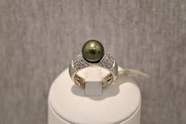 Silberring Gooix mit weißen Glassteinen und unechter Perle