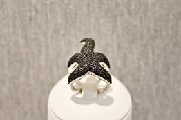 Silberring mit schwarzen Glasssteinen in Form eines Seesterns