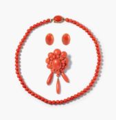 Lot: Antike Korallen-Brosche, Collier und Ohrstecker