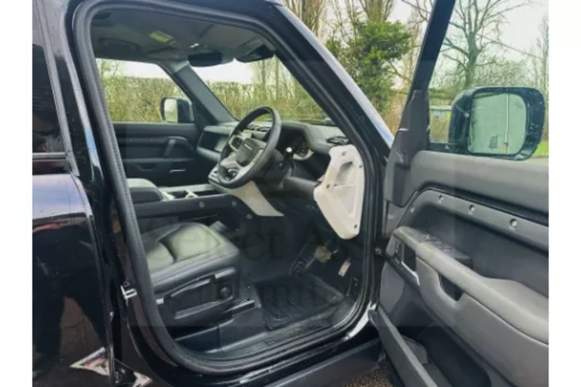 Land Rover Defender 110 3.0d AWD Mhev Automatic - All New 2025 Reg -1 Owner -Only 5k Miles -Pan Roof - Image 17 of 39