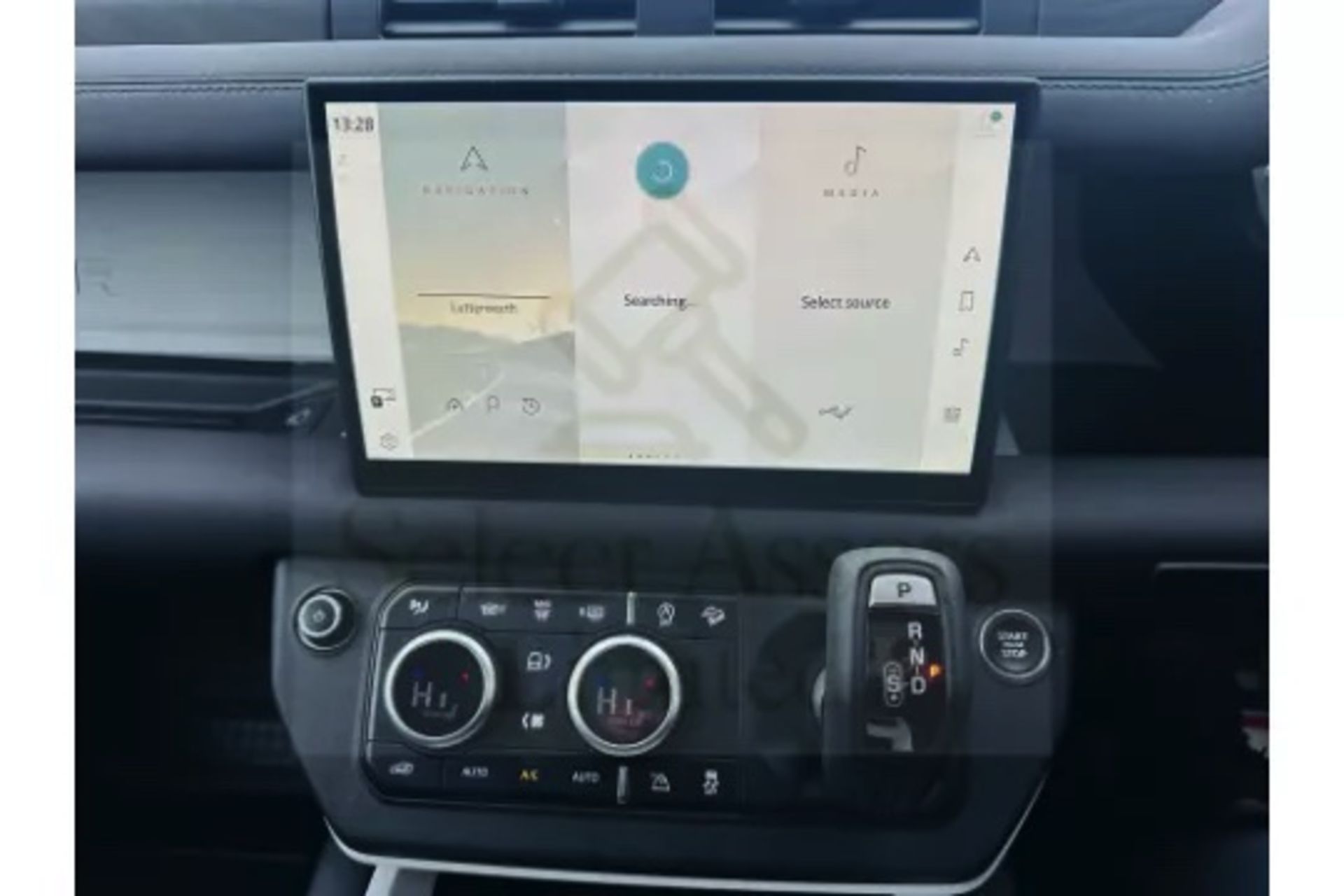 Land Rover Defender 110 3.0d AWD Mhev Automatic - All New 2025 Reg -1 Owner -Only 5k Miles -Pan Roof - Image 25 of 39