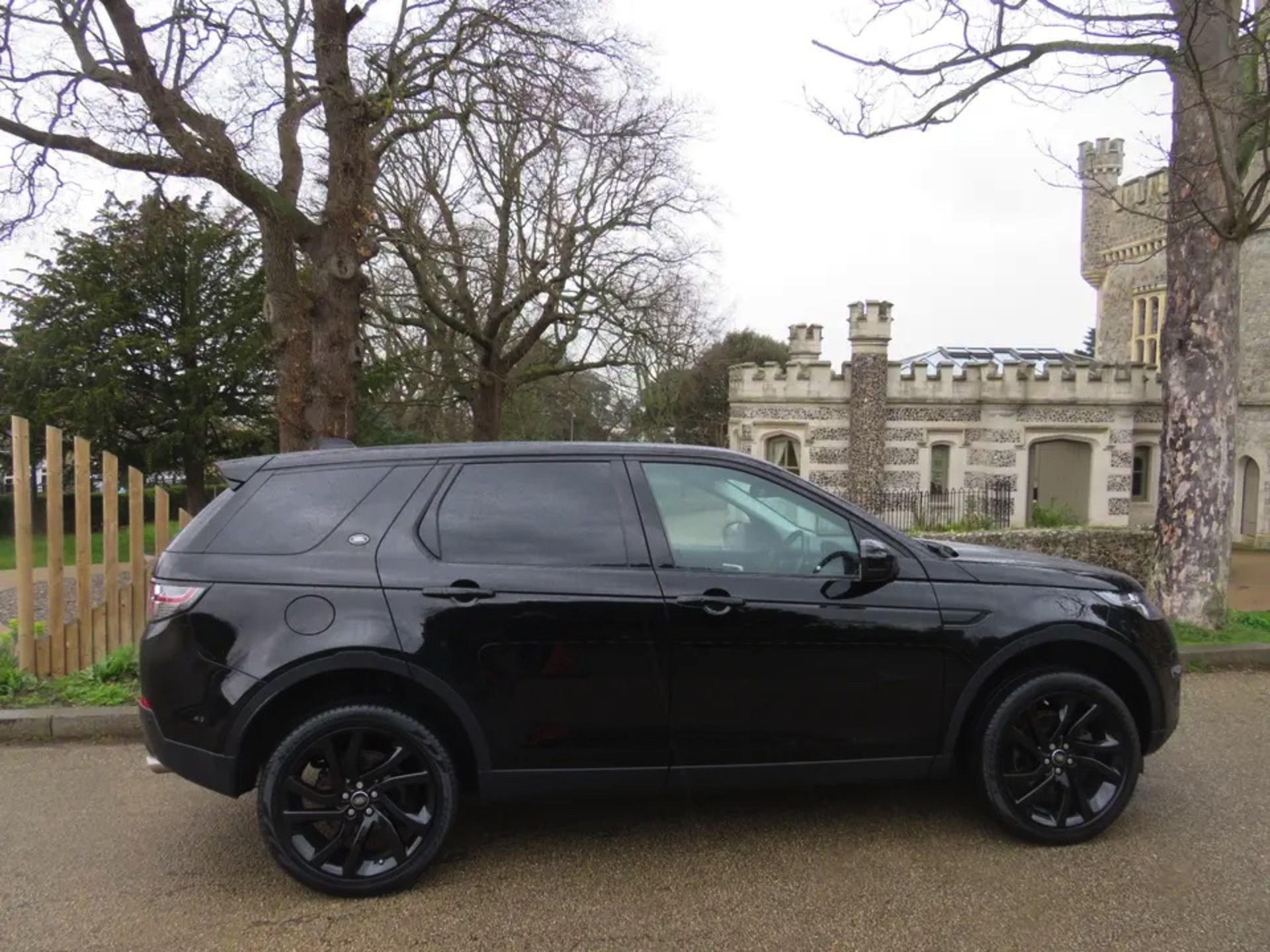LAND ROVER DISCOVERY SPORT 2.0 AUTO S/S "SE TECH"- LEATHER - AIR CON - SAT NAV - 18 REG - 2X KEYS!!! - Image 2 of 4