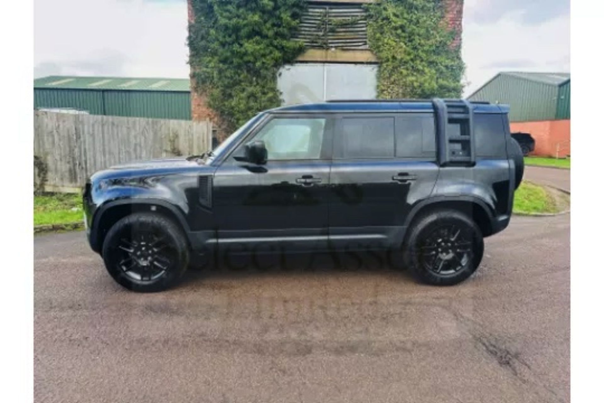 Land Rover Defender 110 3.0d AWD Mhev Automatic - All New 2025 Reg -1 Owner -Only 5k Miles -Pan Roof - Image 10 of 39