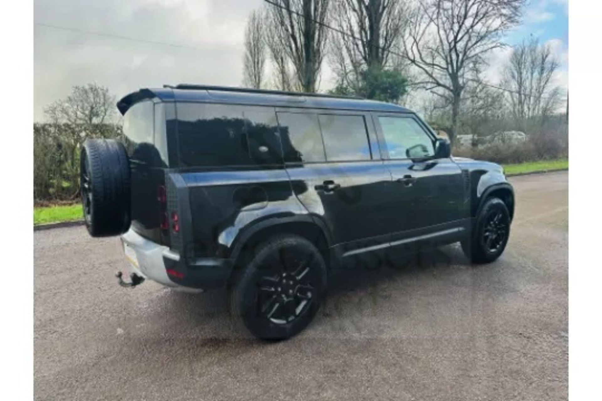 Land Rover Defender 110 3.0d AWD Mhev Automatic - All New 2025 Reg -1 Owner -Only 5k Miles -Pan Roof - Image 15 of 39