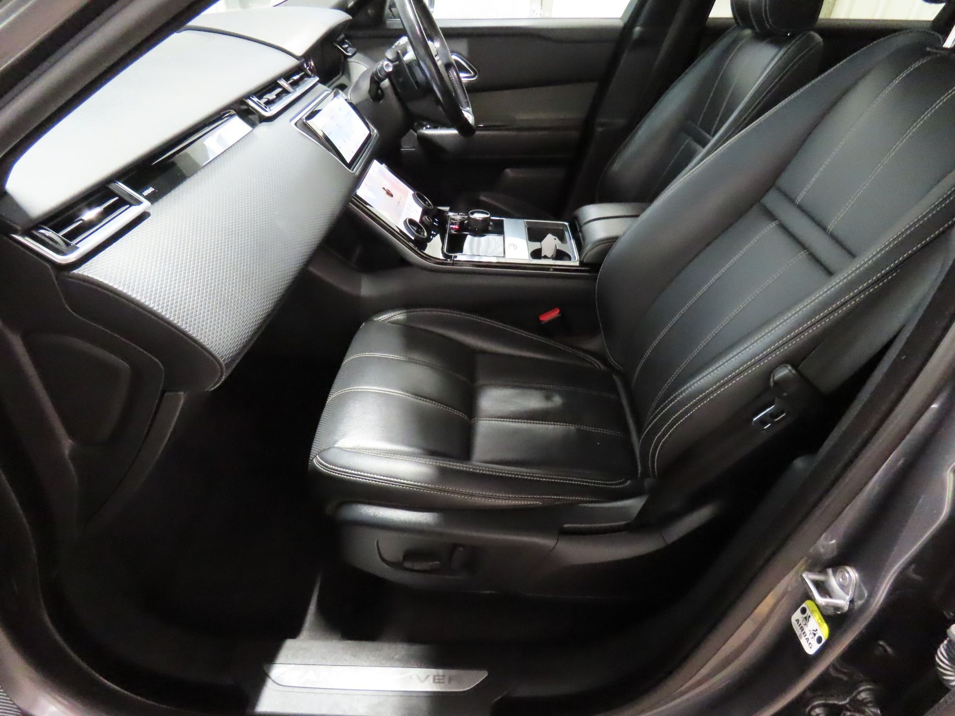 (RESERVE MET)RANGE ROVER VELAR AUTO - 2018 18Reg - PAN ROOF - FULL LEATHER - SAT NAV - AIR CON - Image 8 of 12