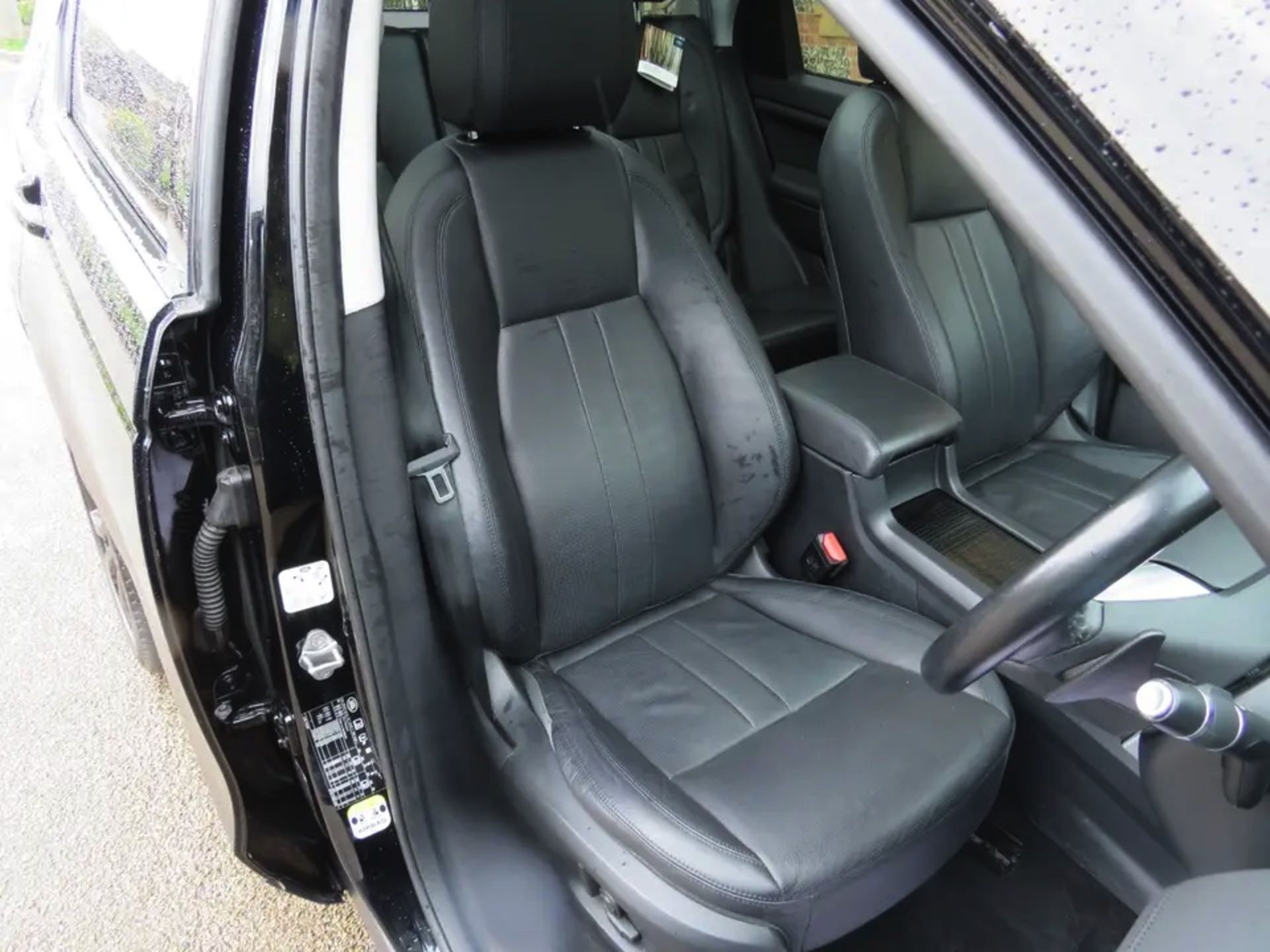 LAND ROVER DISCOVERY SPORT 2.0 AUTO S/S "SE TECH"- LEATHER - AIR CON - SAT NAV - 18 REG - 2X KEYS!!! - Image 3 of 4