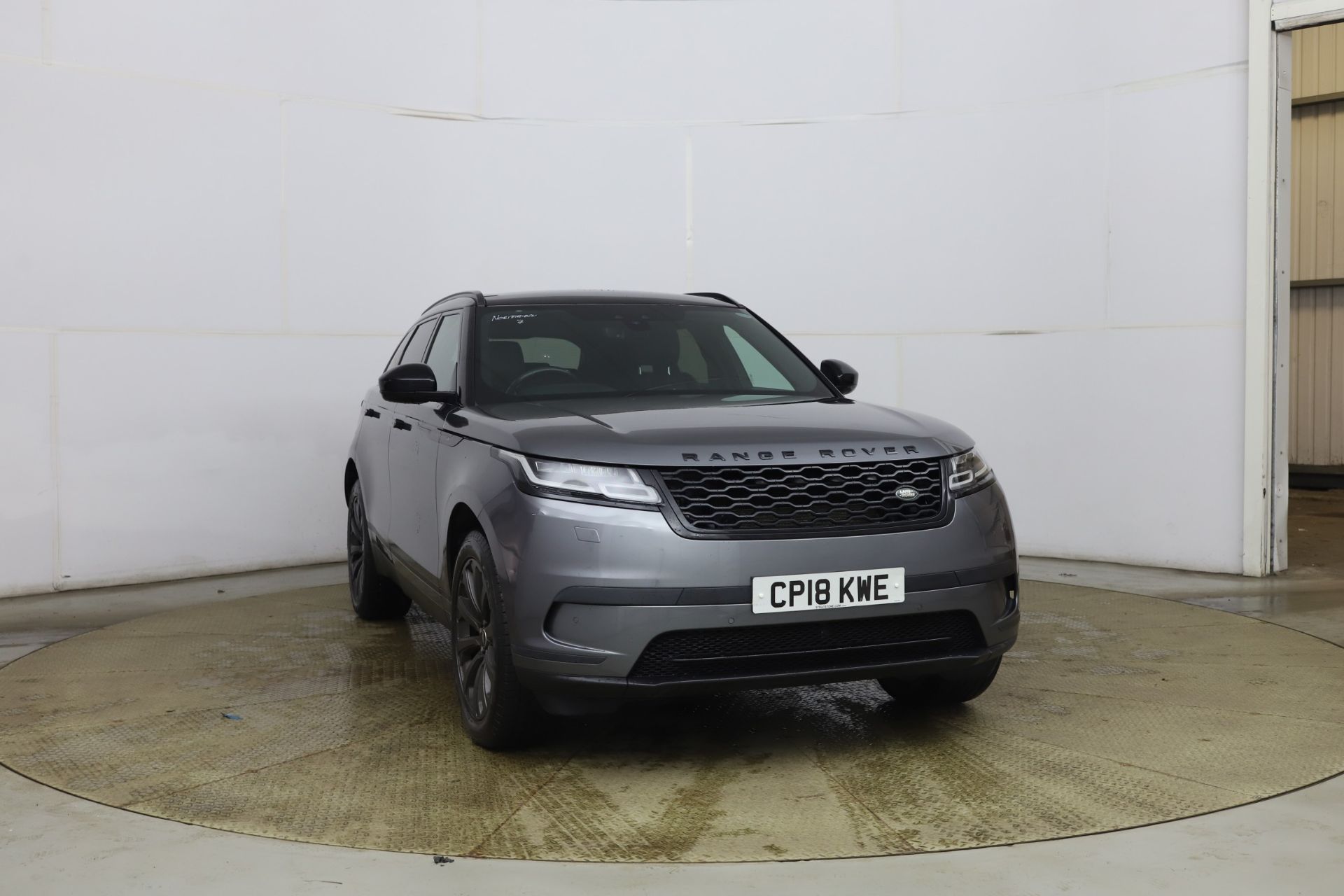 (RESERVE MET)RANGE ROVER VELAR AUTO - 2018 18Reg - PAN ROOF - FULL LEATHER - SAT NAV - AIR CON