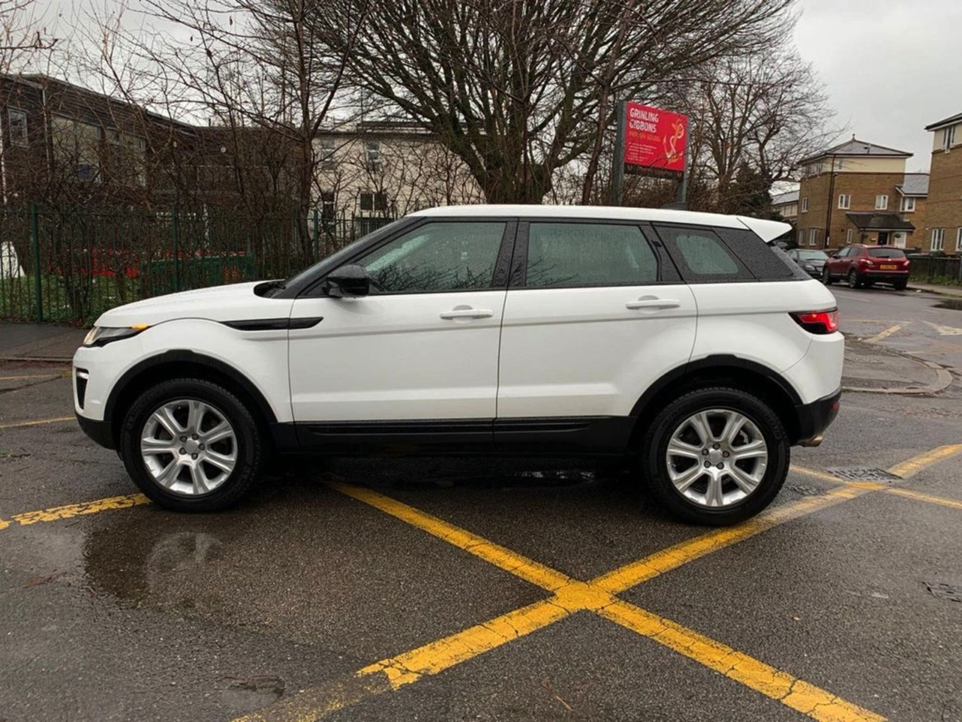 "RESERVE MET" RANGE ROVER EVOQUE 2.0 AUTO S/S -"SE TECH"- LEATHER - SAT NAV - AIR CON - - 2x KEYS!!! - Image 2 of 6