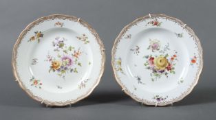 2 goldstaffierte (Wand-)Teller mit