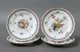 Vier Speiseteller mit Früchte- bzw.