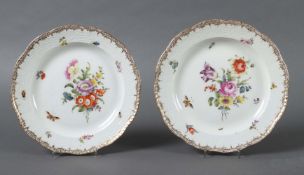 Zwei Speiseteller mit Blumenmalerei