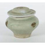 Deckelgefäß mit Rostflecken China,