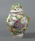 Deckelvase mit Blütenauflage