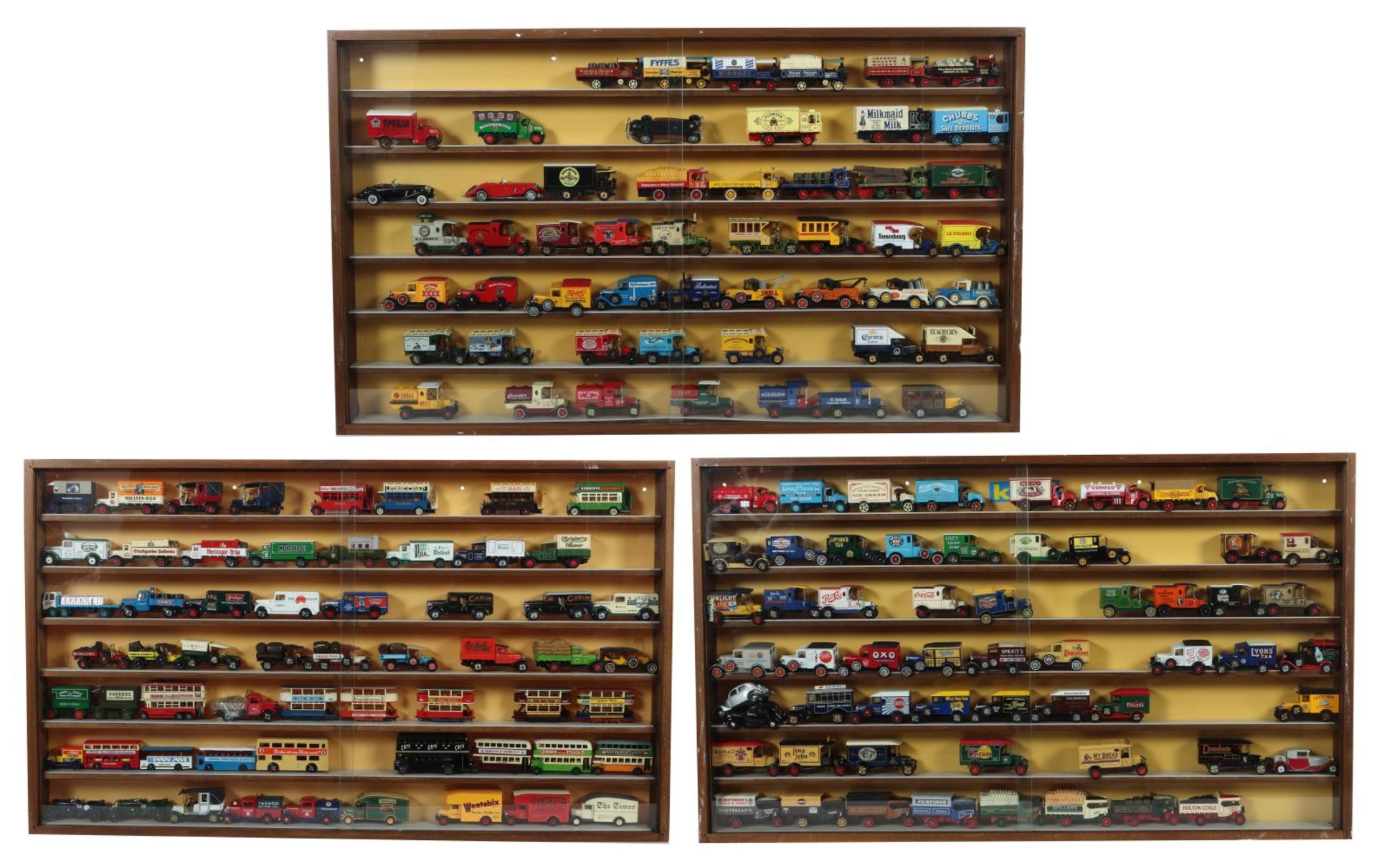 Ca. 170 historische Werbefahrzeuge