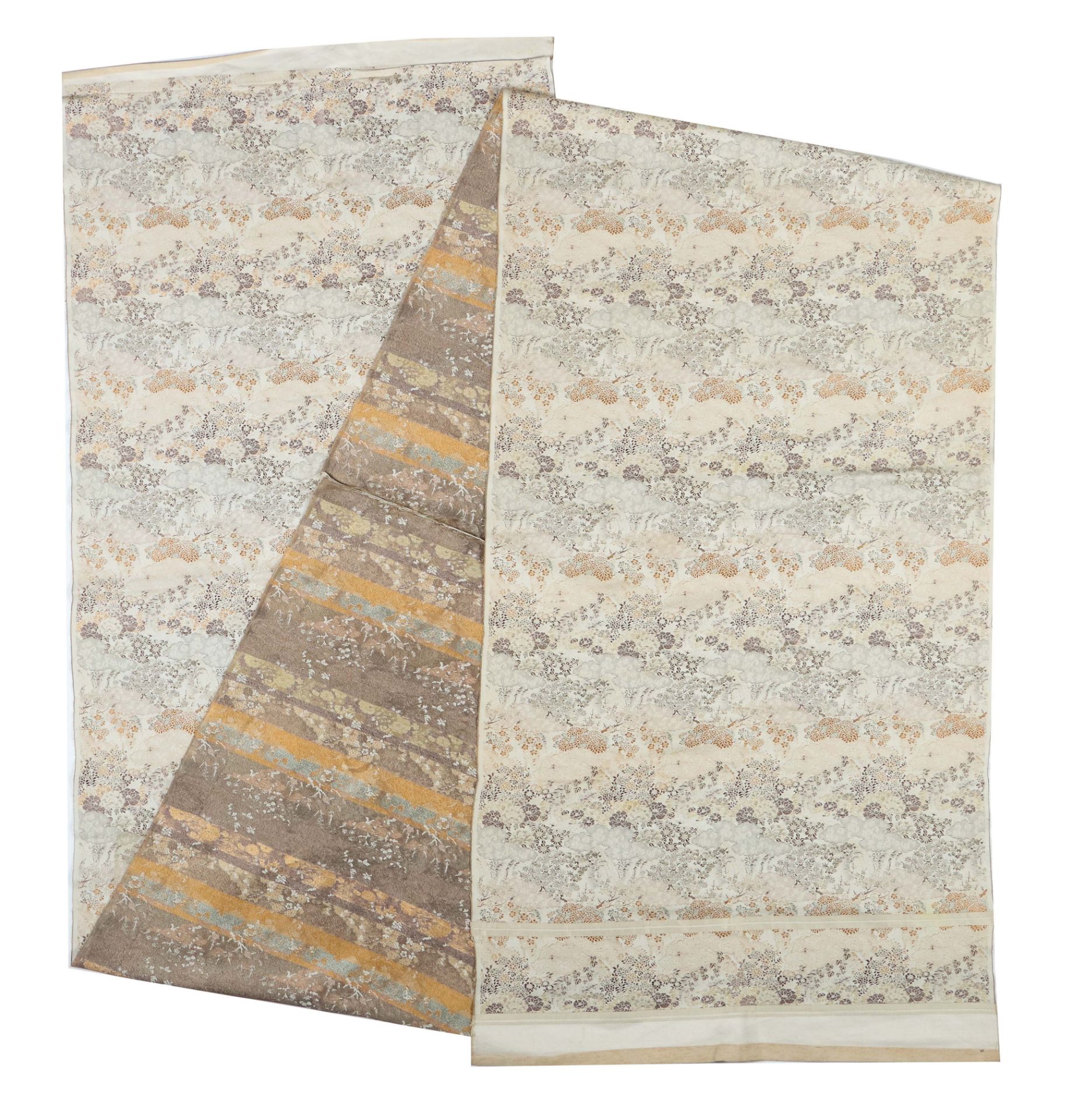 Seidenstoffbahn mit Baum- und