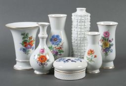 Sechs Vasen und eine Deckeldose