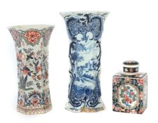 Zwei hohe Vasen und eine Deckeldose