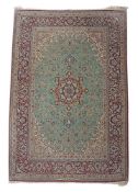 Signierter Isfahan Medaillonteppich