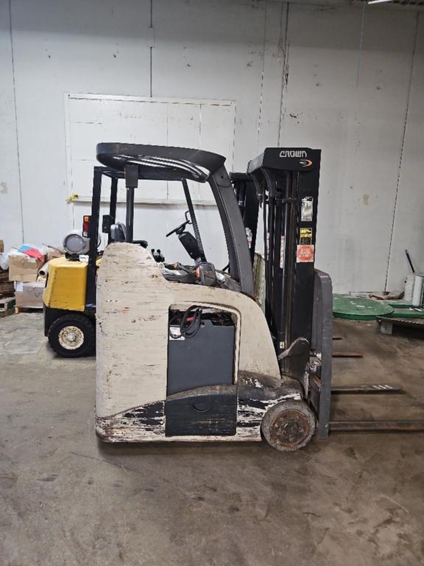 Used Crown RC5535-30 Forklift with: Load capacity: 3,000 poundsFork ...