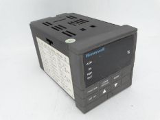 HONEYWELL DC330L-E0-000-10-000000-00-0 TEMPERATURE CONTROLLER