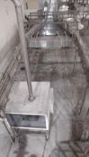 Plastic Mat-Top Conveyor from Labelers to Shrink Bundler
