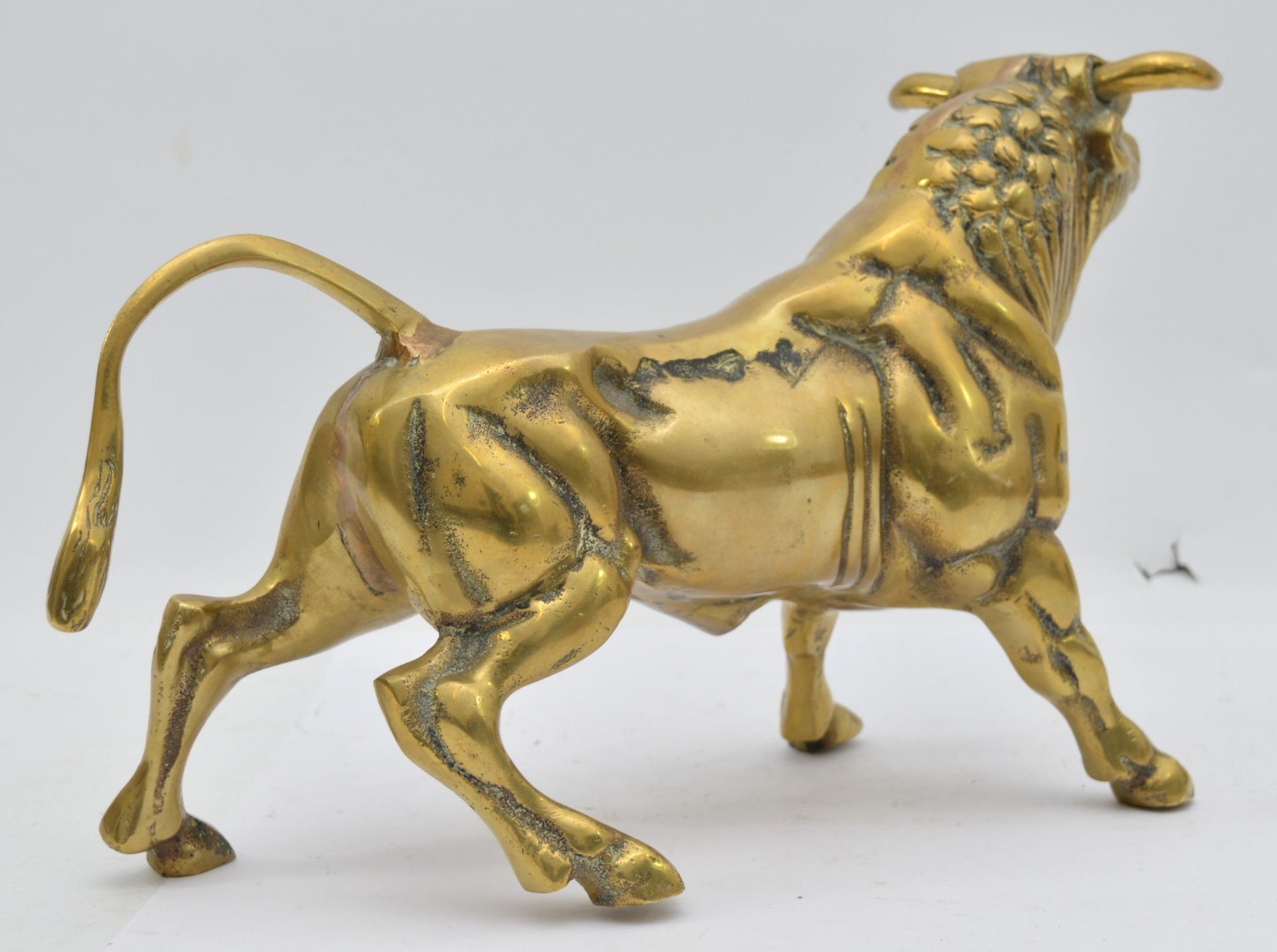 A large brass model of a bull, of substantial weight, likely used for shop window advertisements, - Image 2 of 4