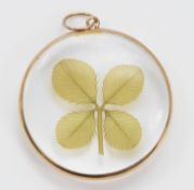 An unmarked 9ct gold four leaf clover pendant, 25mm, 2.7g