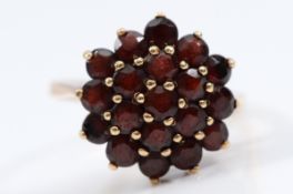 A 9ct gold garnet cluster ring, Birmingham 1973, O, 3.5g