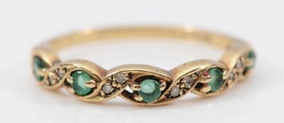 A 9ct gold single cut diamond and emerald half eternity ring, London 1994, O, 1.6g