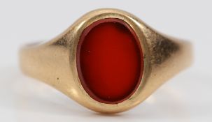 A 9ct gold carnelian signet ring, London 1970, J, 2.7g