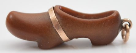 An unmarked gold and possibly early plastic carved shoe charm, 20mm, 0.7g