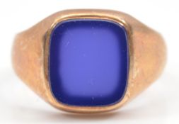 A 9ct gold lapis lazuli signet ring, Birmingham 1973, O, 4.5g