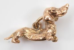 A 9ct gold charm in the form of a dachshund, 18mm Birmingham 1990, 1.6g