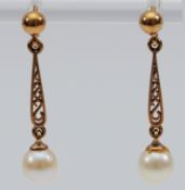 A pair of 9ct gold cultured pearl drop earrings, 30mm, 1.9g