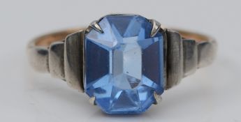 A 9ct gold and silver set blue paste ring, M1/2, 2,2gm.